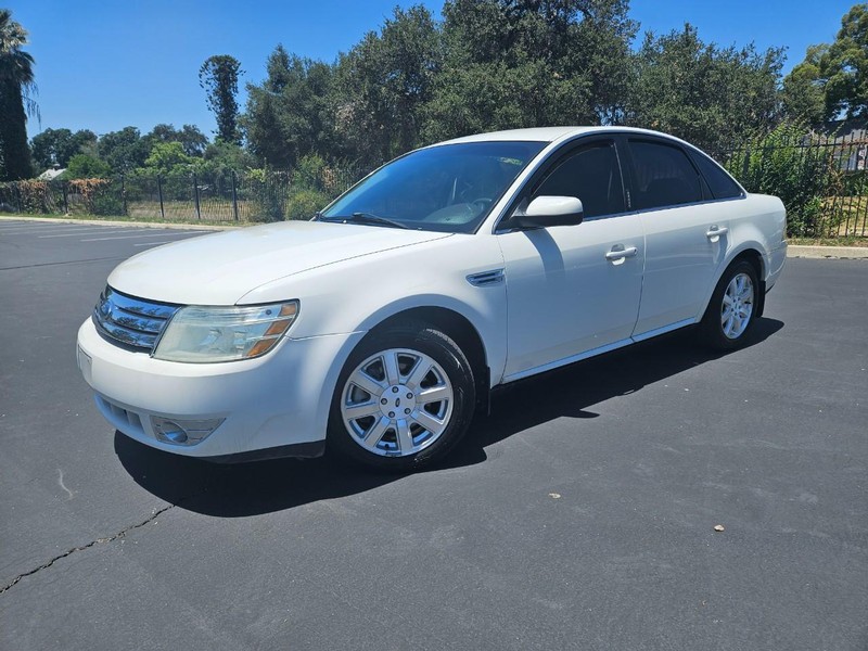 Ford Taurus Vehicle Full-screen Gallery Image 01