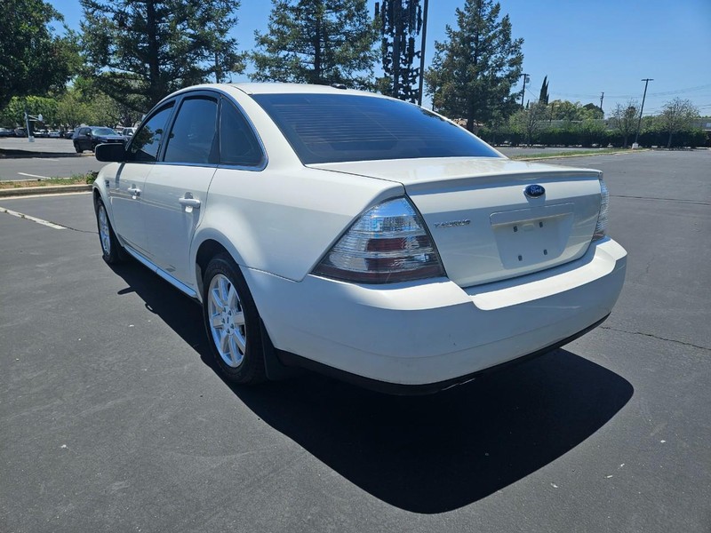 Ford Taurus Vehicle Full-screen Gallery Image 03
