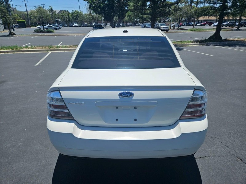 Ford Taurus Vehicle Full-screen Gallery Image 04
