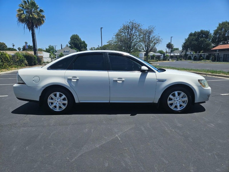 Ford Taurus Vehicle Full-screen Gallery Image 05