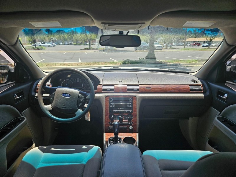 Ford Taurus Vehicle Full-screen Gallery Image 09