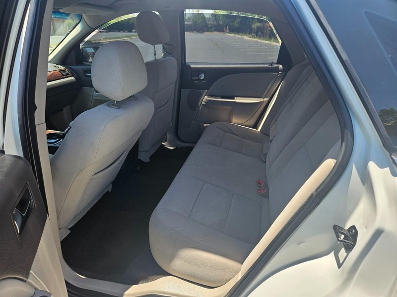 Ford Taurus Vehicle Full-screen Gallery Image 10
