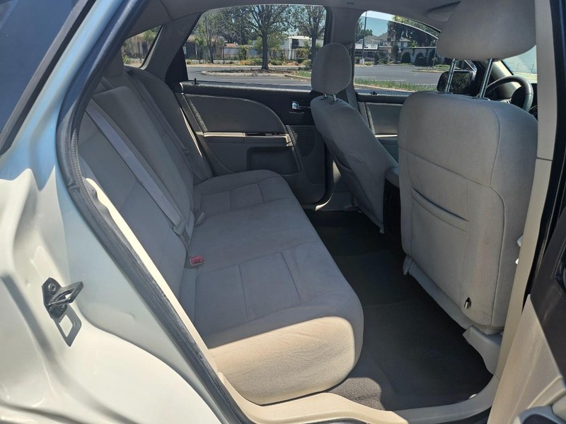 Ford Taurus Vehicle Full-screen Gallery Image 11