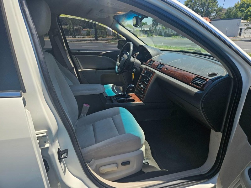 Ford Taurus Vehicle Full-screen Gallery Image 12