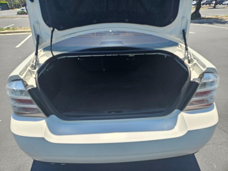 Ford Taurus Vehicle Full-screen Gallery Image 13
