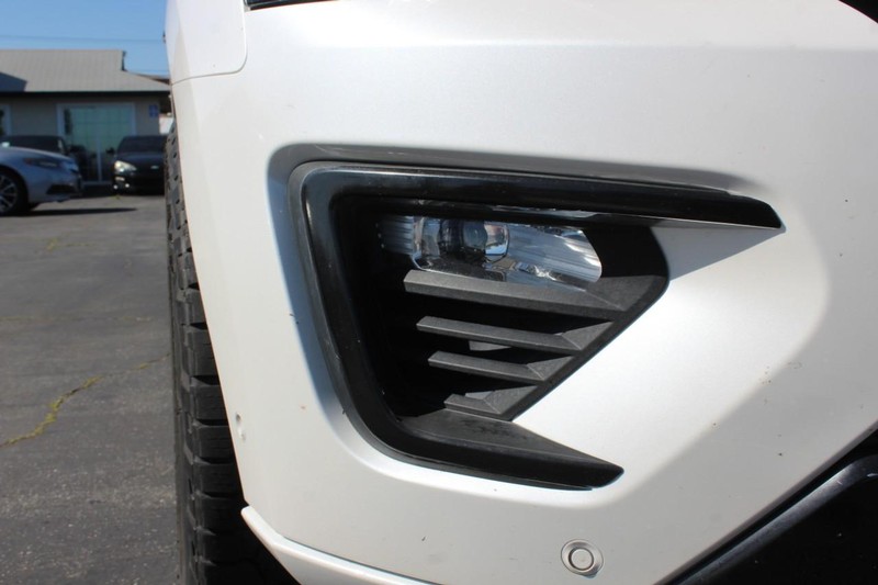 Ford Expedition Vehicle Full-screen Gallery Image 07
