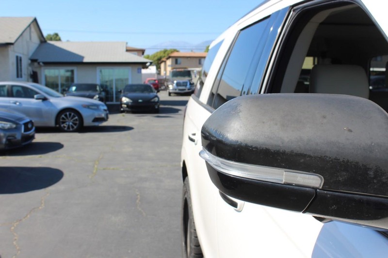 Ford Expedition Vehicle Full-screen Gallery Image 09