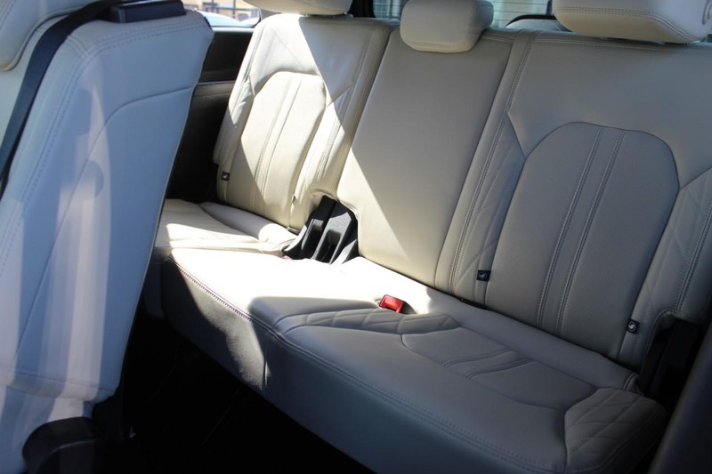 Ford Expedition Vehicle Full-screen Gallery Image 14