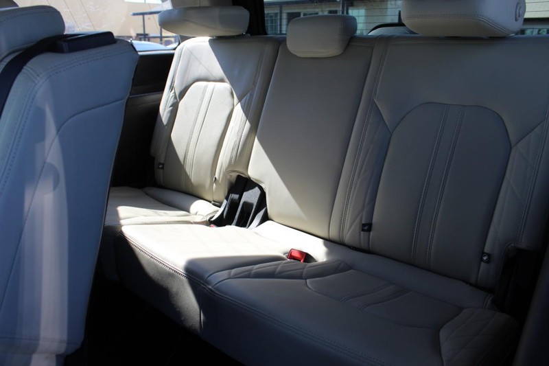 Ford Expedition Vehicle Full-screen Gallery Image 15