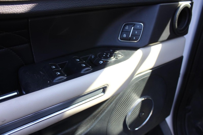 Ford Expedition Vehicle Full-screen Gallery Image 20
