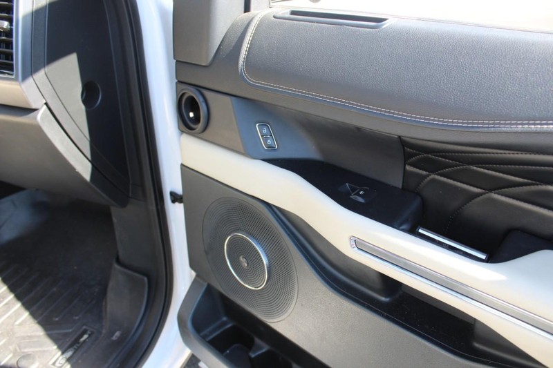 Ford Expedition Vehicle Full-screen Gallery Image 21