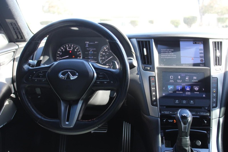 INFINITI Q50 Vehicle Full-screen Gallery Image 12