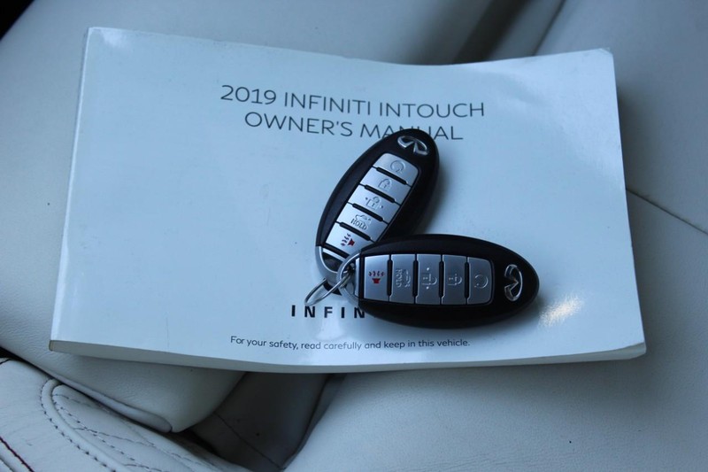 INFINITI Q50 Vehicle Full-screen Gallery Image 22