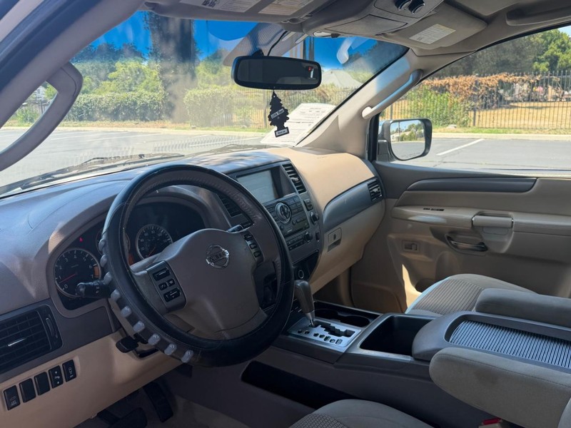 Nissan Armada Vehicle Full-screen Gallery Image 11