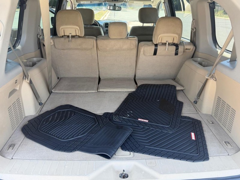 Nissan Armada Vehicle Full-screen Gallery Image 12