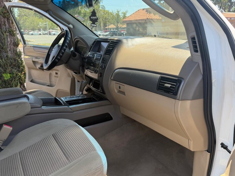 Nissan Armada Vehicle Full-screen Gallery Image 17