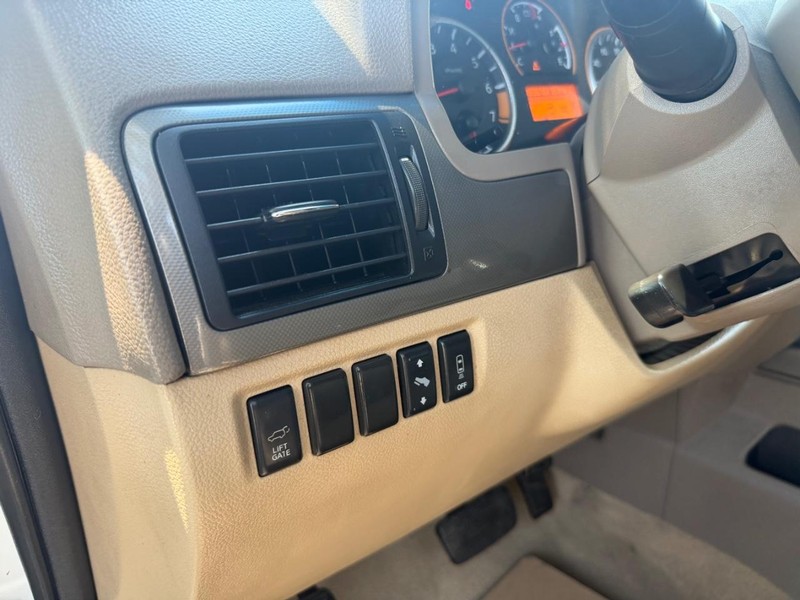 Nissan Armada Vehicle Full-screen Gallery Image 18
