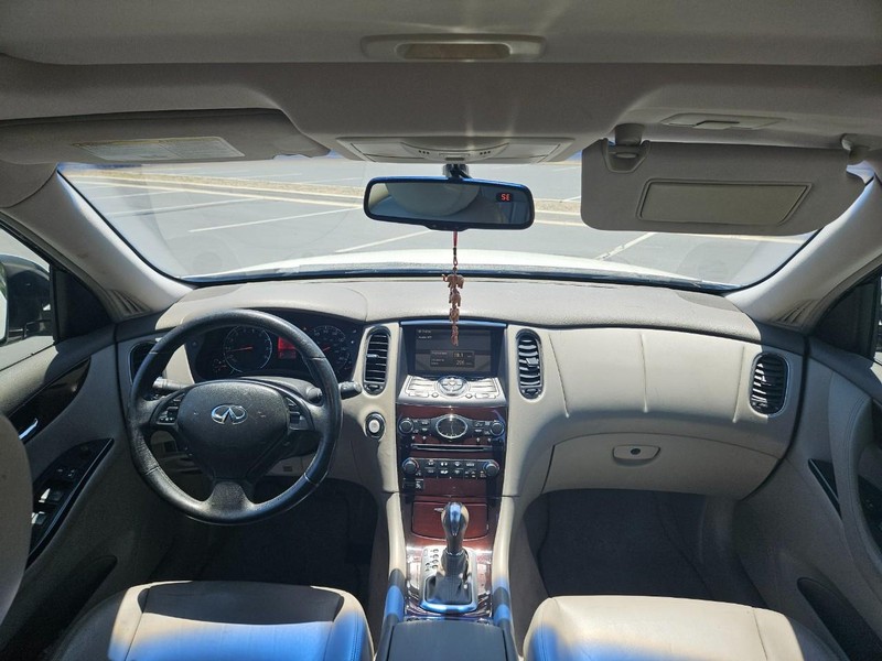 INFINITI EX35 Vehicle Full-screen Gallery Image 09