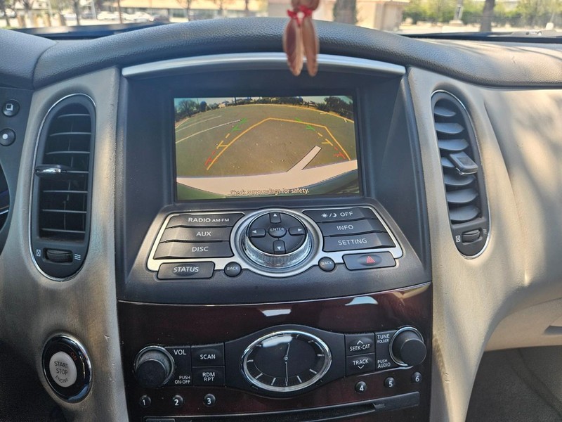 INFINITI EX35 Vehicle Full-screen Gallery Image 11