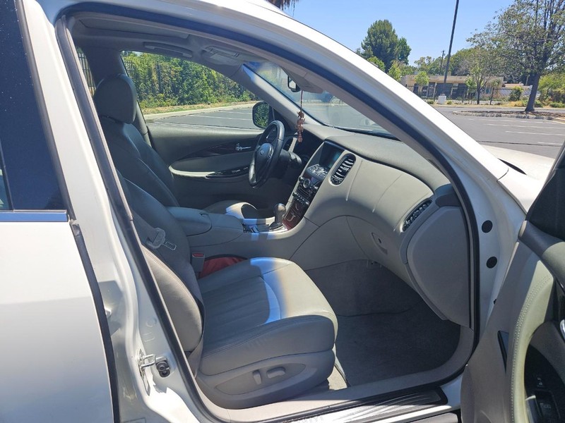 INFINITI EX35 Vehicle Full-screen Gallery Image 16