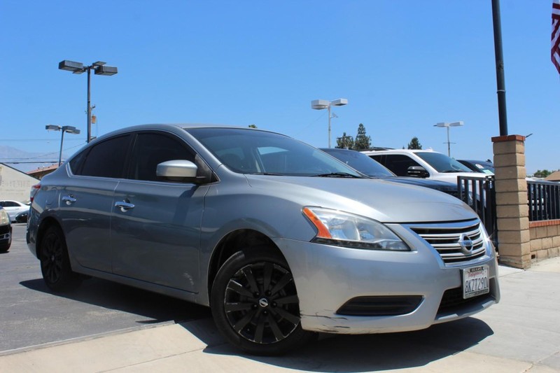 Nissan Sentra Vehicle Full-screen Gallery Image 02