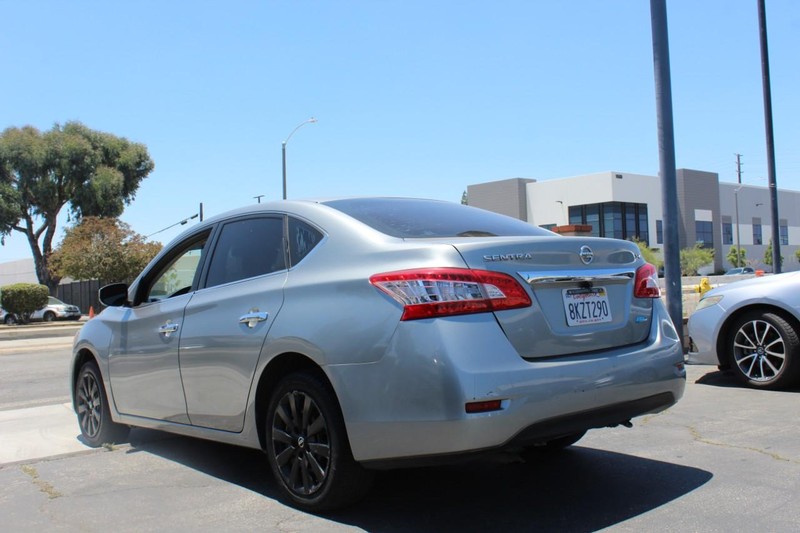 Nissan Sentra Vehicle Full-screen Gallery Image 03