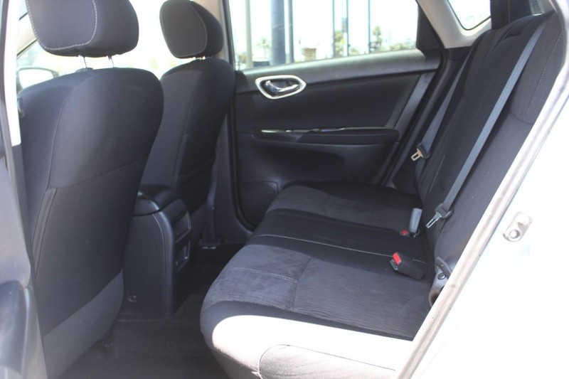 Nissan Sentra Vehicle Full-screen Gallery Image 11