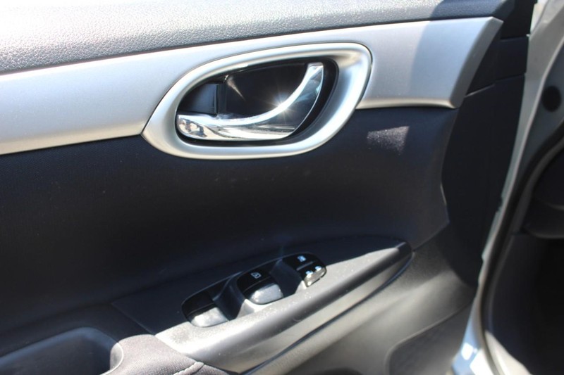 Nissan Sentra Vehicle Full-screen Gallery Image 15