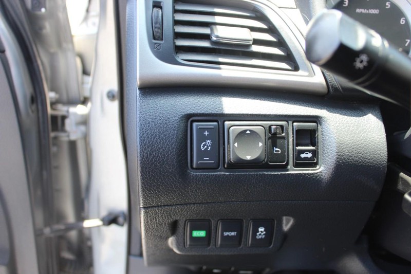 Nissan Sentra Vehicle Full-screen Gallery Image 16