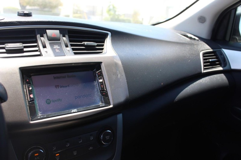Nissan Sentra Vehicle Full-screen Gallery Image 19