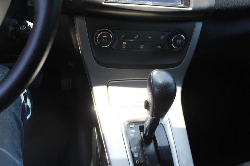 Nissan Sentra Vehicle Full-screen Gallery Image 21