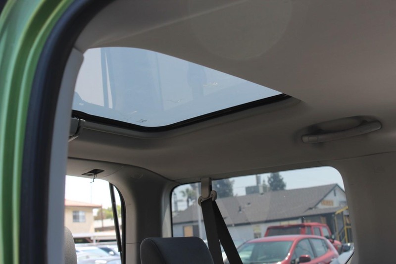 Honda Element Vehicle Full-screen Gallery Image 16