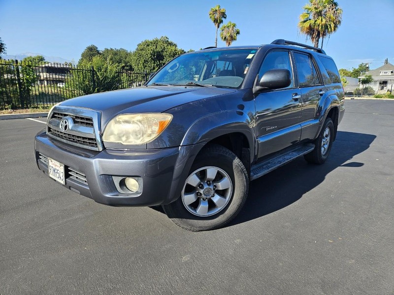 Toyota 4Runner Vehicle Full-screen Gallery Image 01