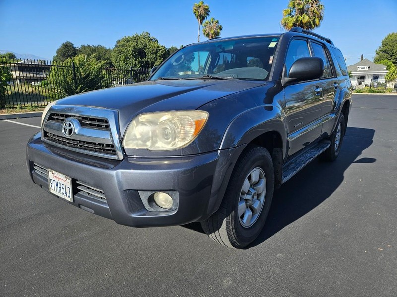 Toyota 4Runner Vehicle Full-screen Gallery Image 02