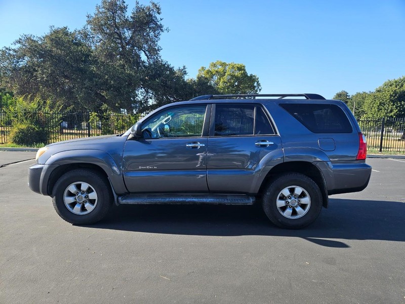 Toyota 4Runner Vehicle Full-screen Gallery Image 03