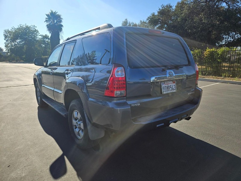 Toyota 4Runner Vehicle Full-screen Gallery Image 04