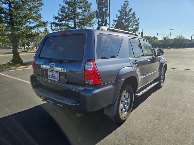 Toyota 4Runner Vehicle Full-screen Gallery Image 06