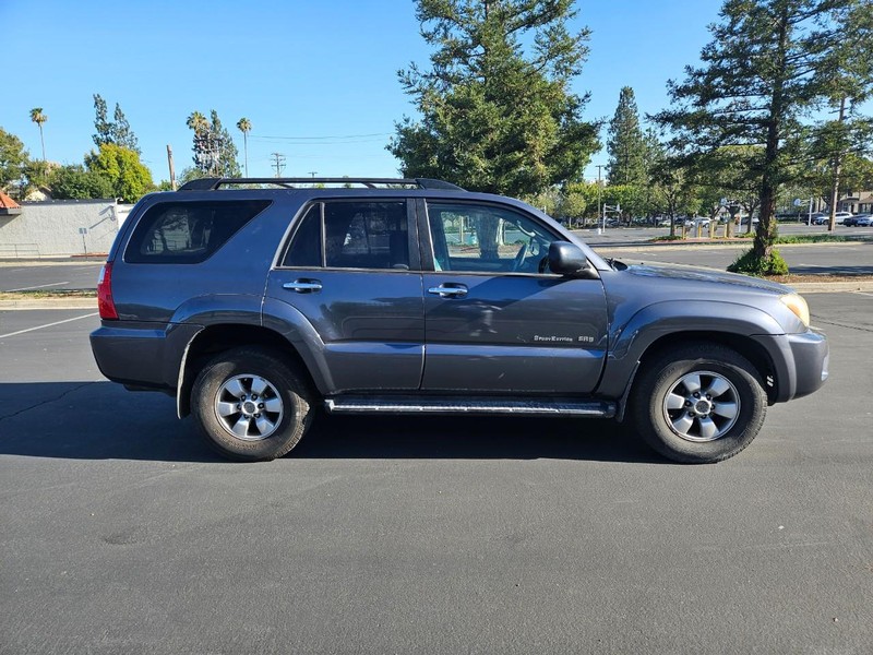 Toyota 4Runner Vehicle Full-screen Gallery Image 07