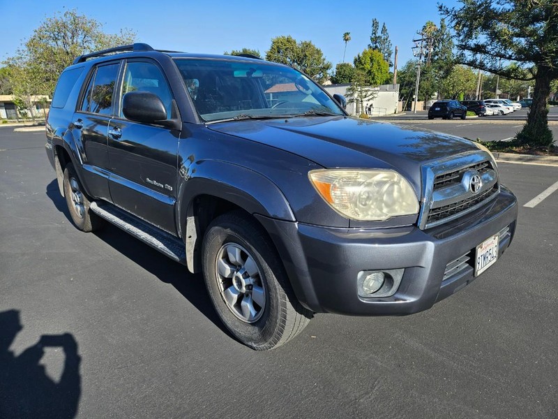Toyota 4Runner Vehicle Full-screen Gallery Image 08