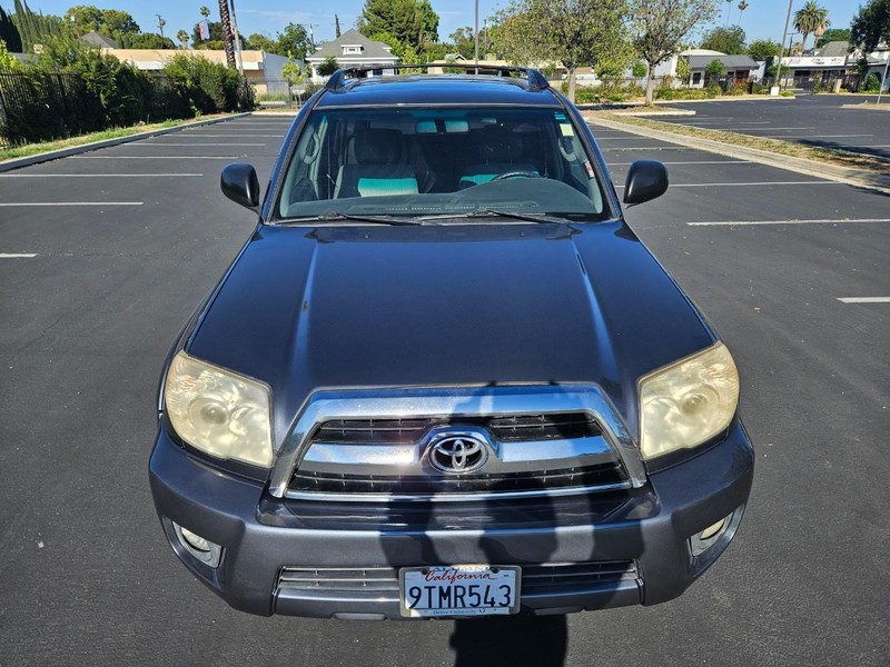 Toyota 4Runner Vehicle Full-screen Gallery Image 09