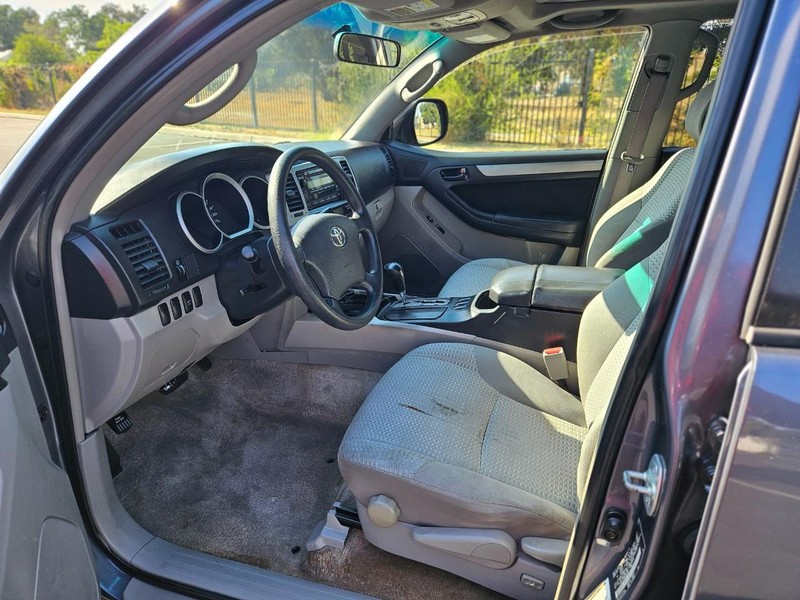 Toyota 4Runner Vehicle Full-screen Gallery Image 11