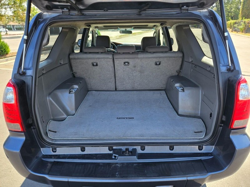 Toyota 4Runner Vehicle Full-screen Gallery Image 13