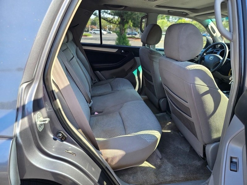 Toyota 4Runner Vehicle Full-screen Gallery Image 14