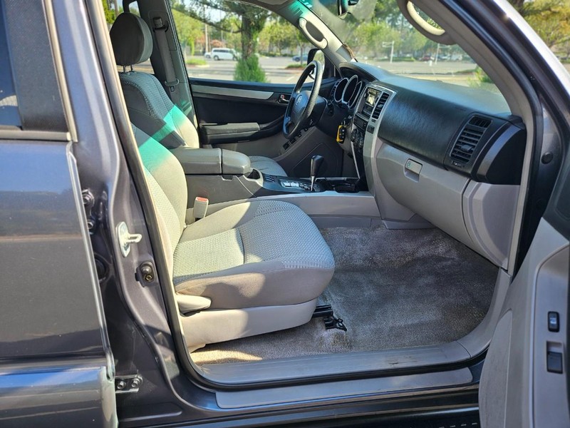 Toyota 4Runner Vehicle Full-screen Gallery Image 15