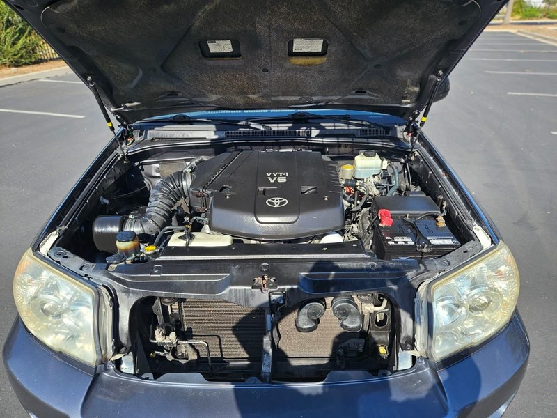 Toyota 4Runner Vehicle Full-screen Gallery Image 16
