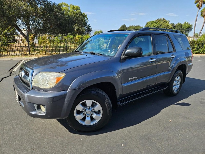 Toyota 4Runner Vehicle Full-screen Gallery Image 17