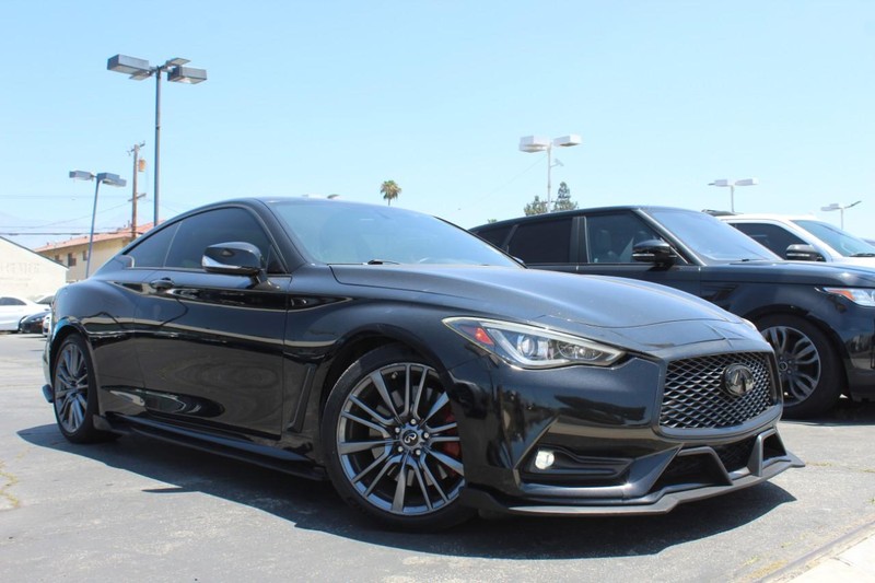 INFINITI Q60 Vehicle Full-screen Gallery Image 02