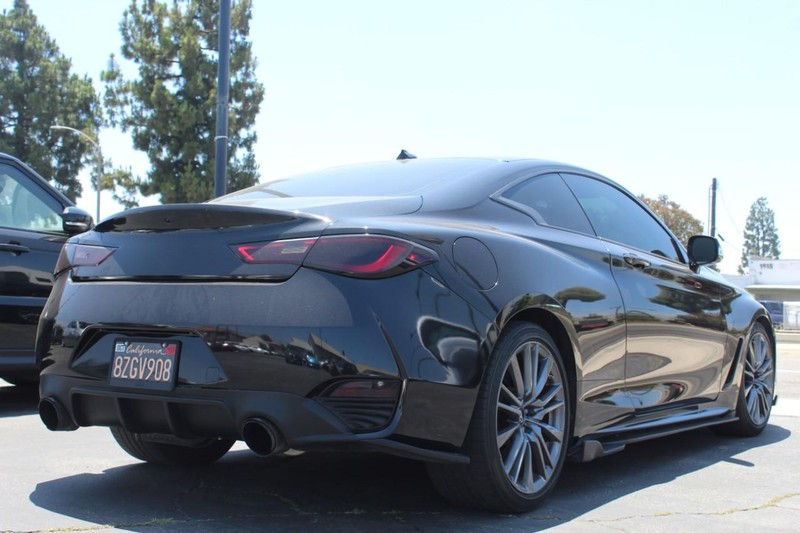 INFINITI Q60 Vehicle Full-screen Gallery Image 03