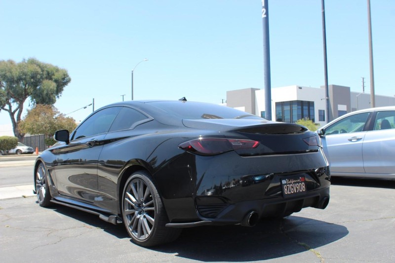 INFINITI Q60 Vehicle Full-screen Gallery Image 04
