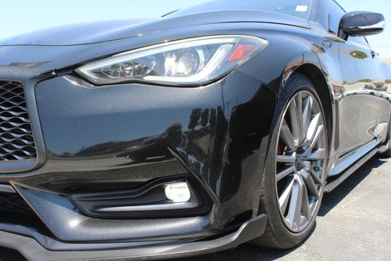 INFINITI Q60 Vehicle Full-screen Gallery Image 07